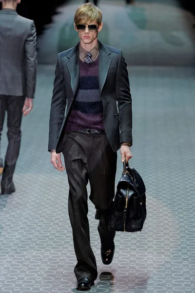 Look 16